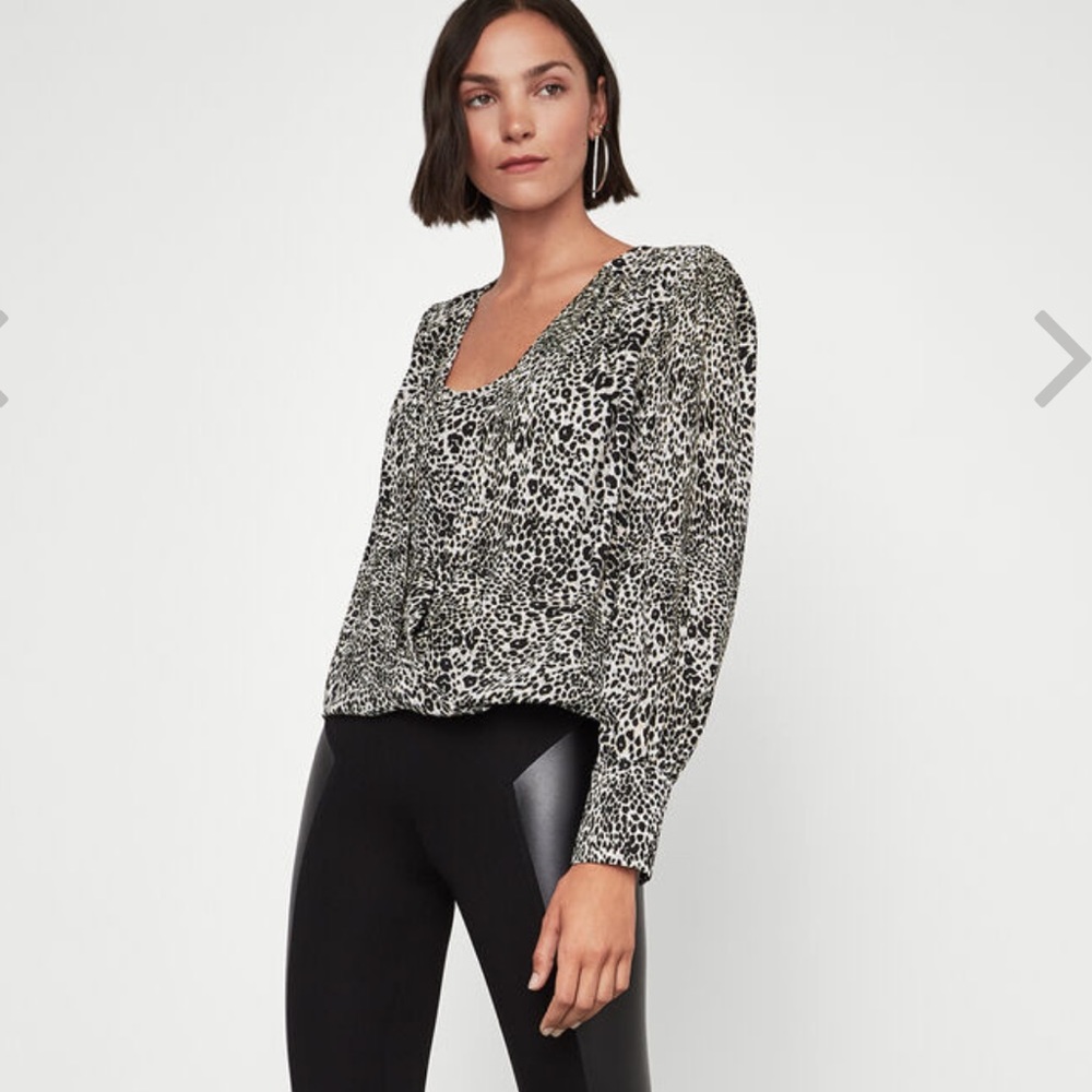 ⭐️2/$25⭐️Puff sleeve Leopard-like blouse High/Low medium